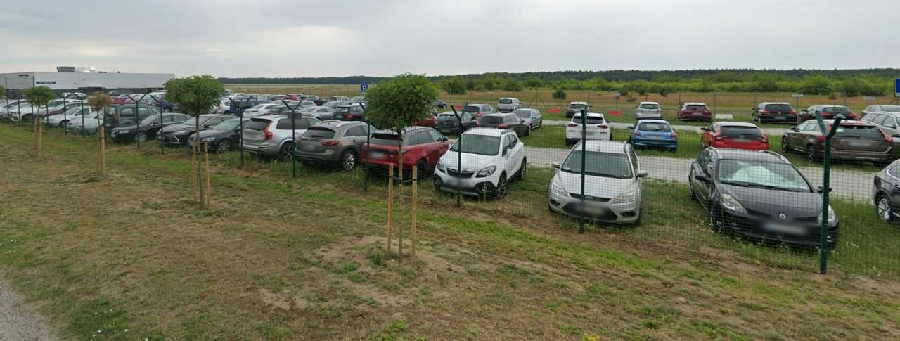Oficjalny parking przy lotnisku Zielona Góra | Babimost - zdjęcie parkingu